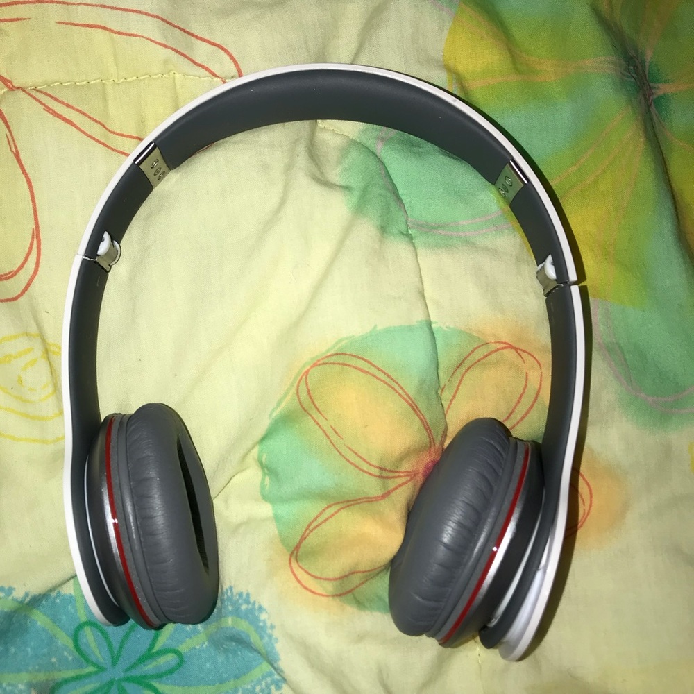 WHITE/GRAY SOLO BEATS